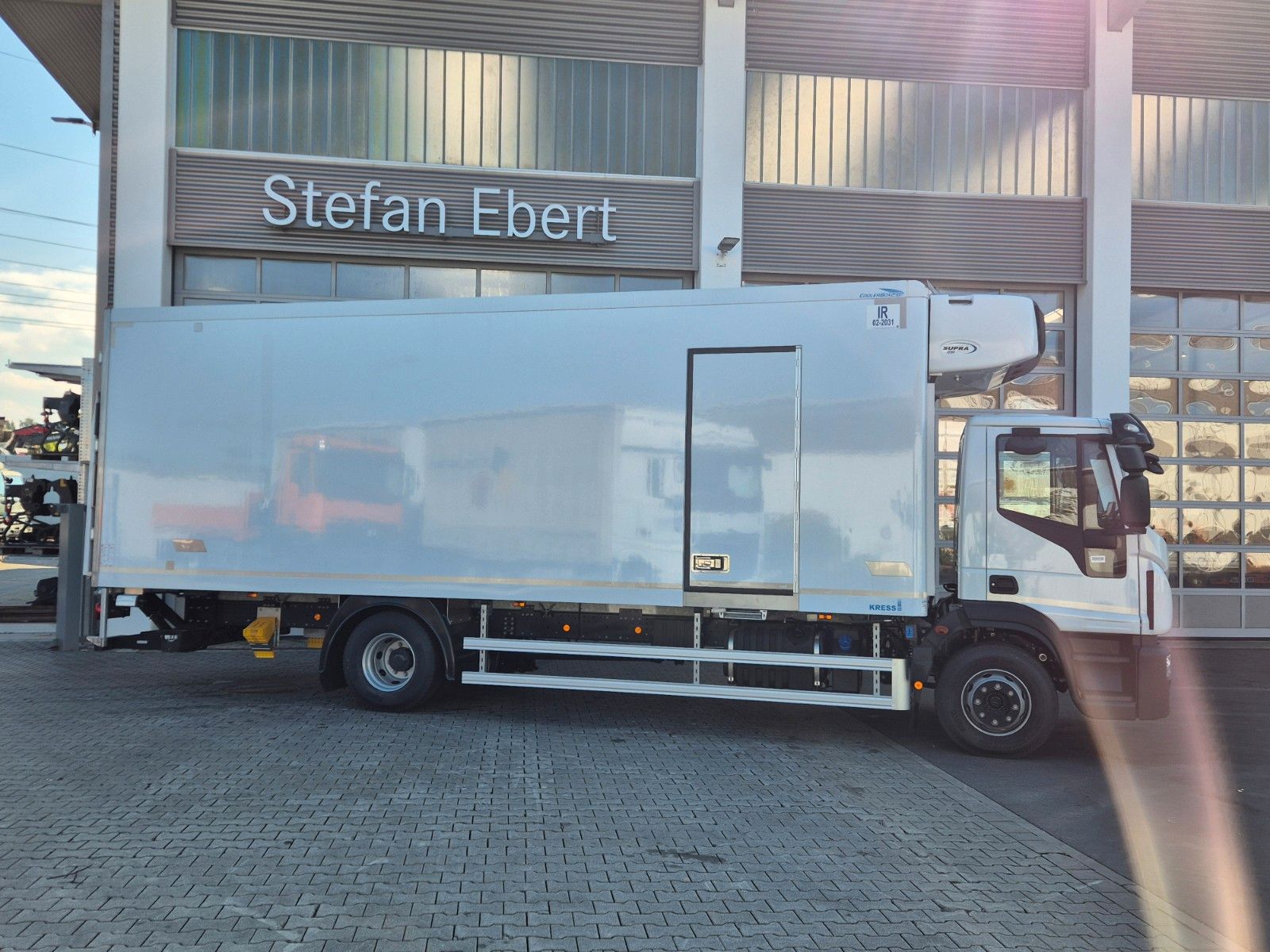 Fahrzeugabbildung Iveco Eurocargo ML160E28/P Carrier Supra 1250 LBW Tür