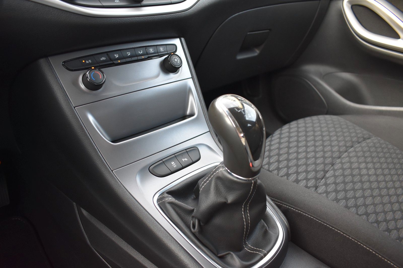 Fahrzeugabbildung Opel Astra K Sports Tourer Edition KLIMA/PDC/TEMPOMAT