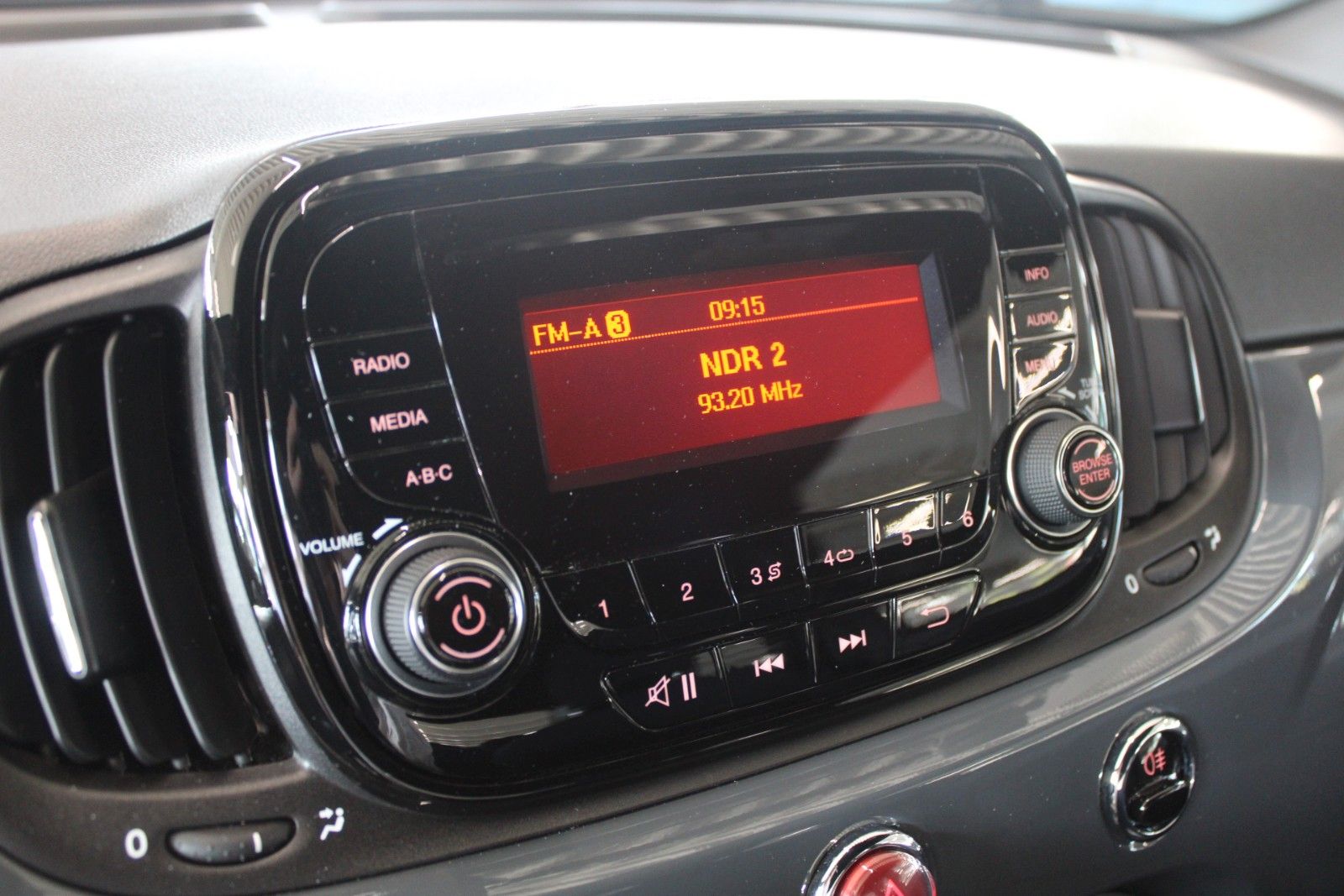 Fahrzeugabbildung Fiat 500 Hybrid CULT KLIMA DAB+ Allwetterreifen Tempo