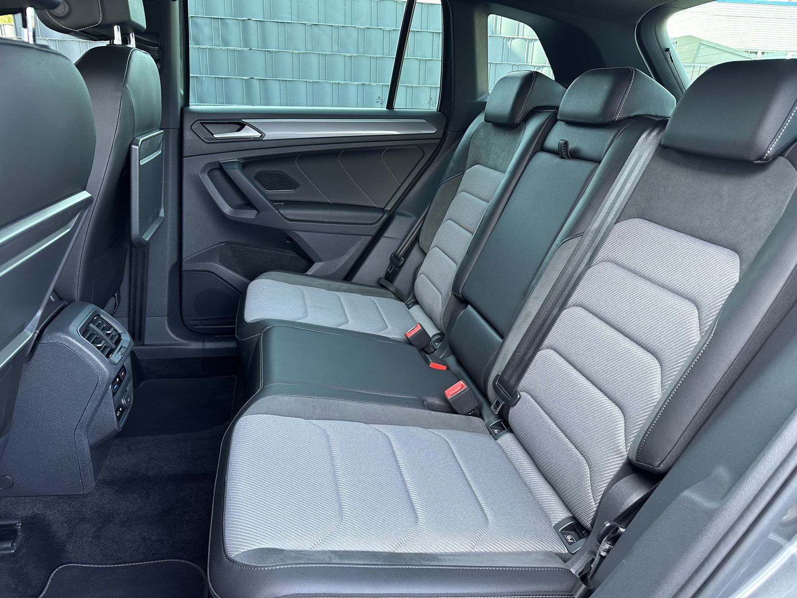 Fahrzeugabbildung Volkswagen Tiguan 1.5 TSI DSG R-Line NAV+LED+HUD+ACC+KAMERA