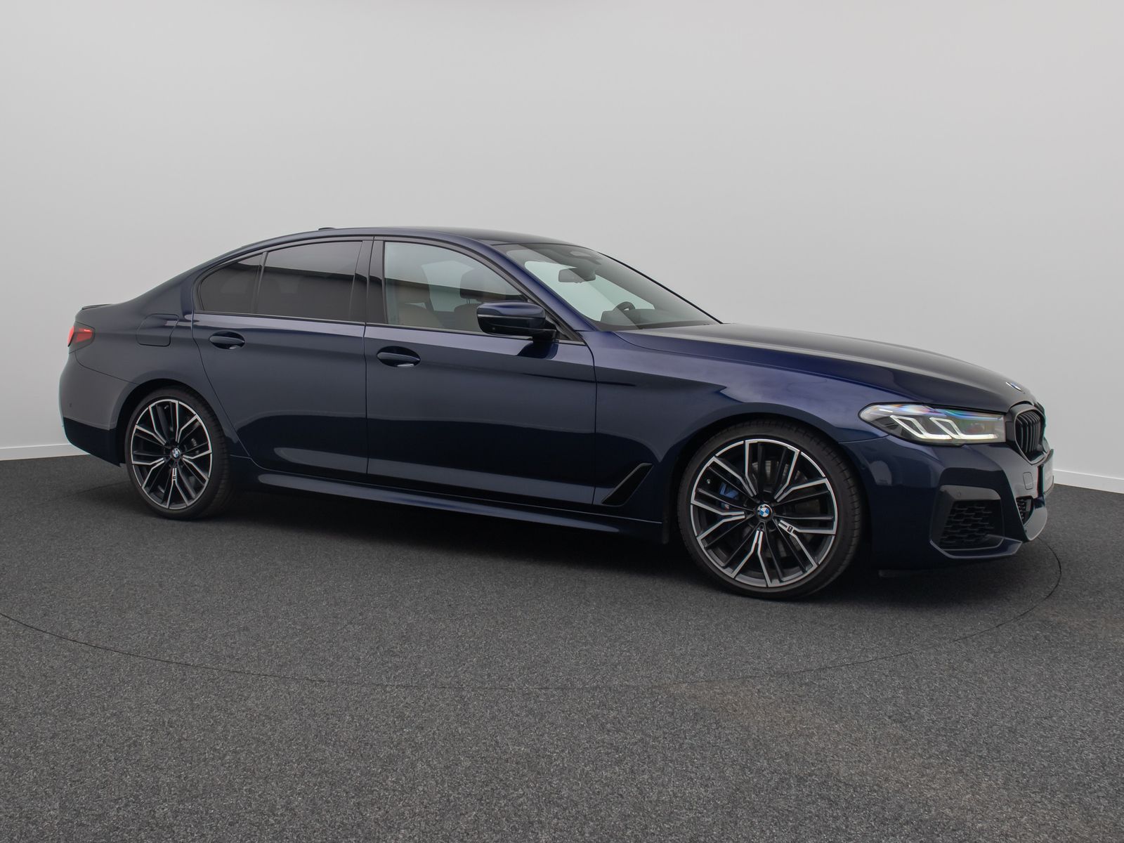 Fahrzeugabbildung BMW M550i xD B&W Laser 360°HUD DAB Komfort 20Zoll