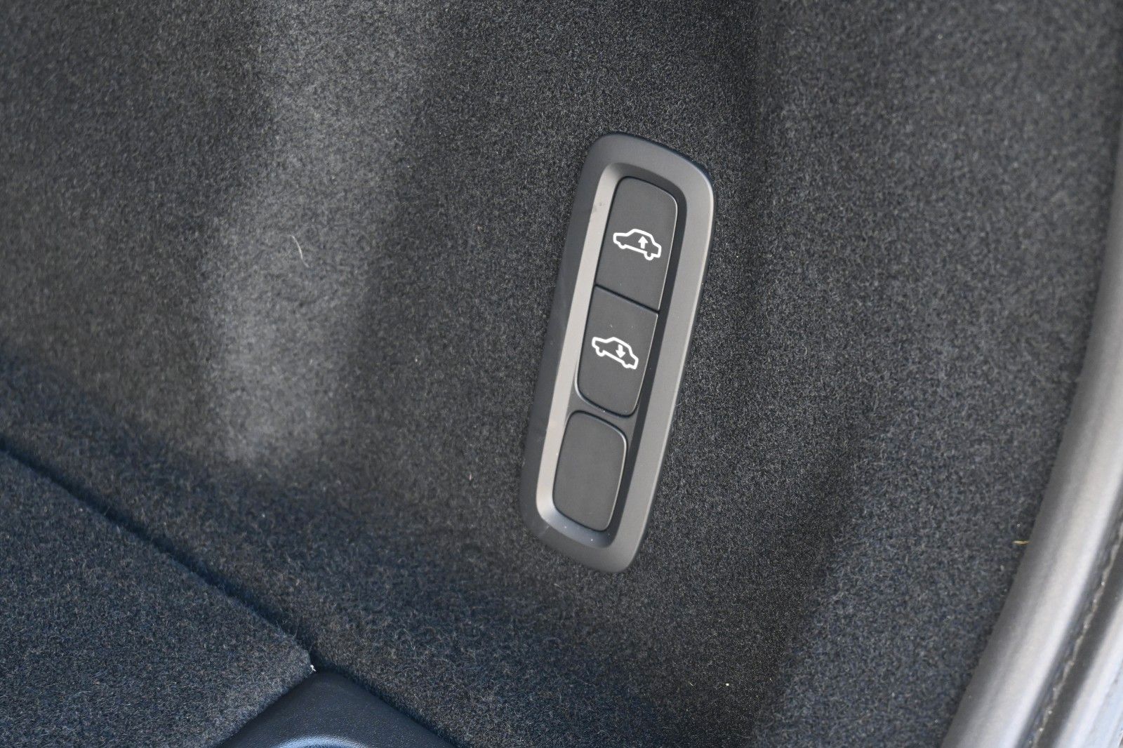 Fahrzeugabbildung Volvo XC60 Ultimate Dark AWD*MASS*LUFT*B&W*NAV*HUD*AHK