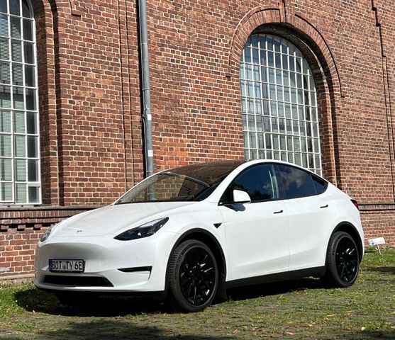 Tesla Model Y Long Range  AWD 20 Zoll AHK Trailer 