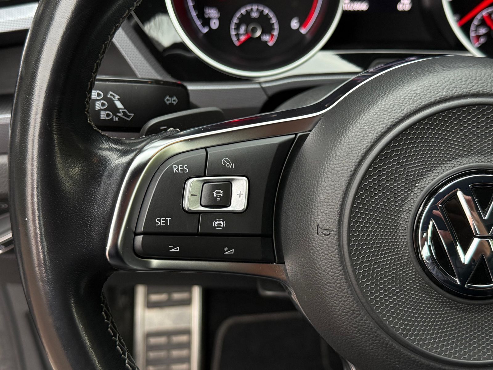 Fahrzeugabbildung Volkswagen Touran 2.0 TDI DSG R-Line LED+NAV+ACC+CARPLAY+