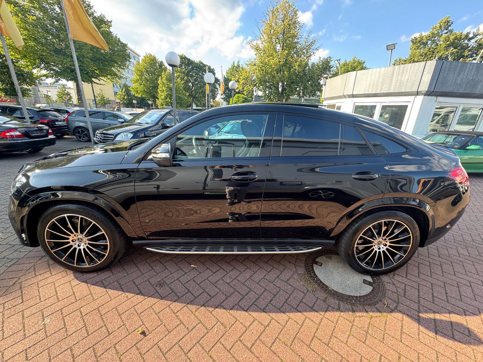Fahrzeugabbildung Mercedes-Benz GLE 400 d Coupe AMG LINE PANO AIRMATIC 21 ZOLL