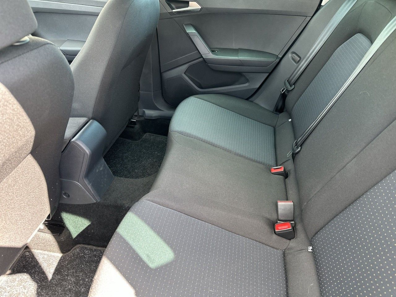 Fahrzeugabbildung SEAT Arona Road Edition 1.0 TSI 116PS 6-Gang - mit KI generiert/bearbeitet