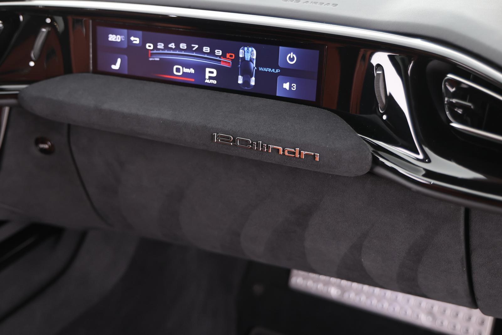 Ferrari 12 Cilindri Carbon | Pano |