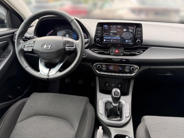 Fahrzeugabbildung Hyundai i30 1.6 cw Trend +CARPLAY+KLIMA+PDC+RFK+SHZ+UVM+