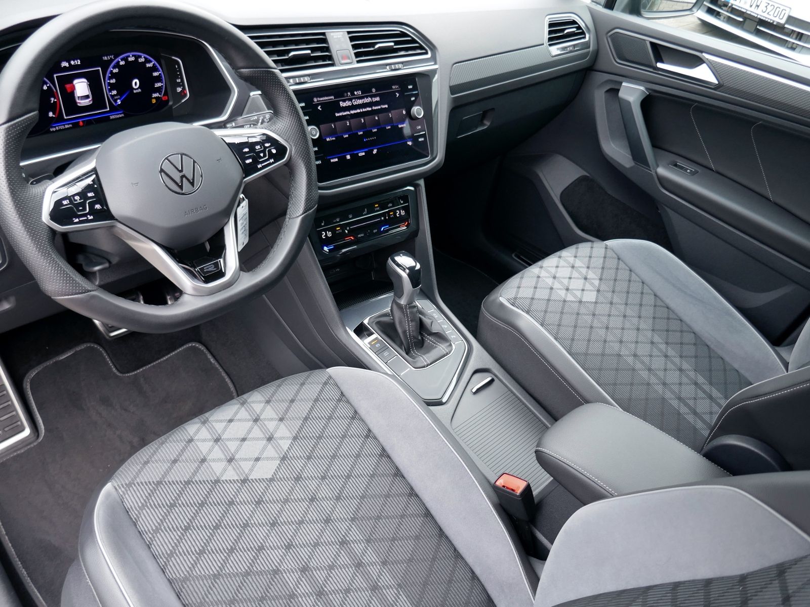Fahrzeugabbildung Volkswagen Tiguan R-Line 1.5 TSI DSG | LED RFK ACC Navi