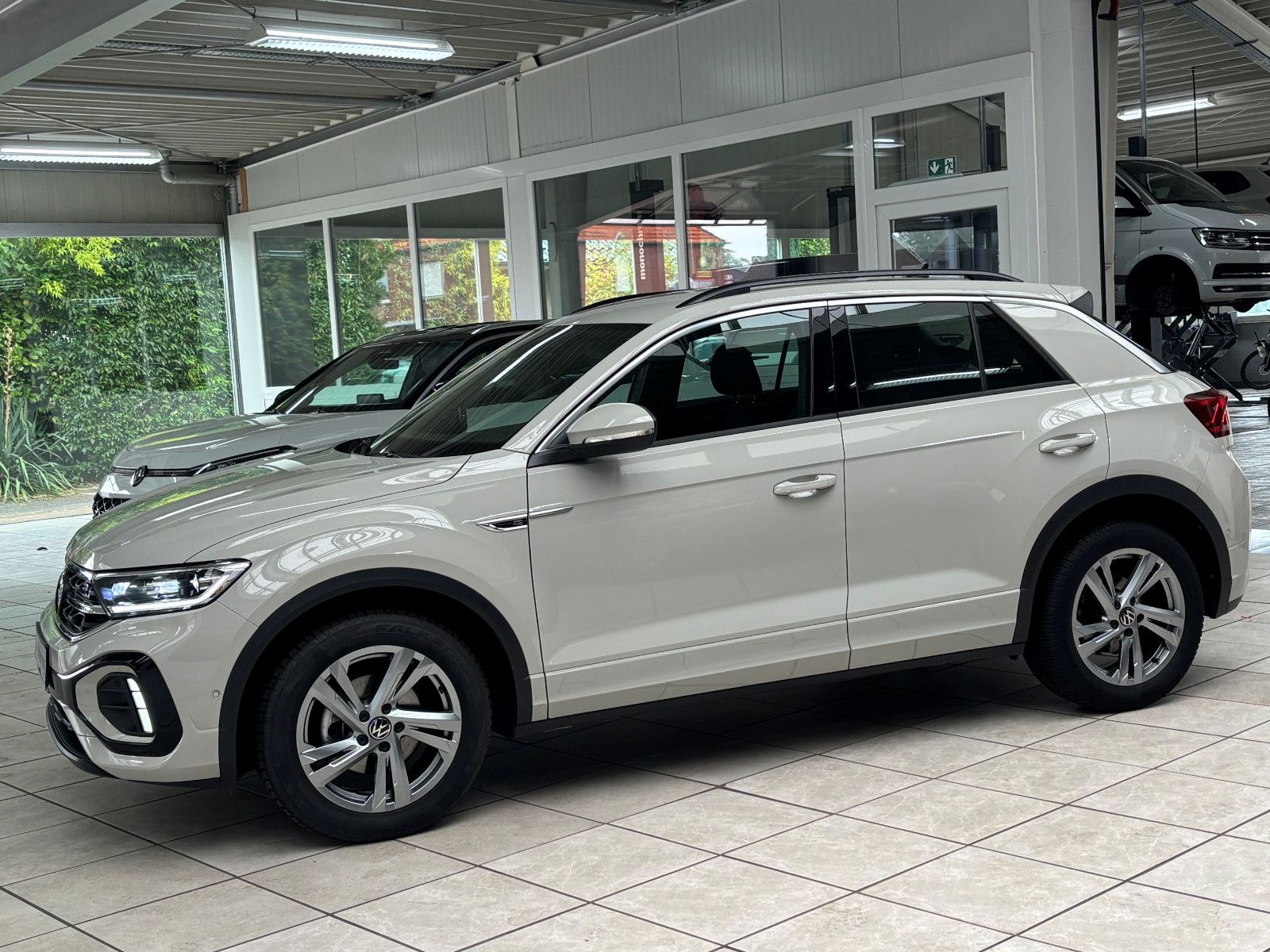 Fahrzeugabbildung Volkswagen T-Roc R-Line 1.5l TSI DSG + Kamera + AHK +