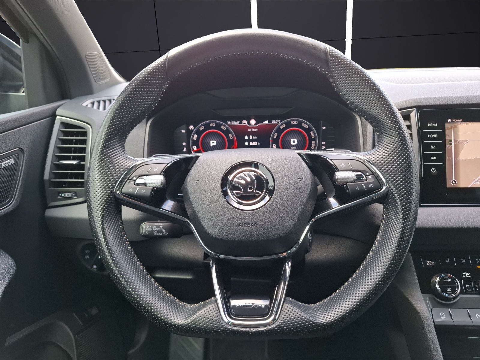 Fahrzeugabbildung SKODA Karoq TSI Sportline DSG 4x4 LED AHK Navi PANO AC