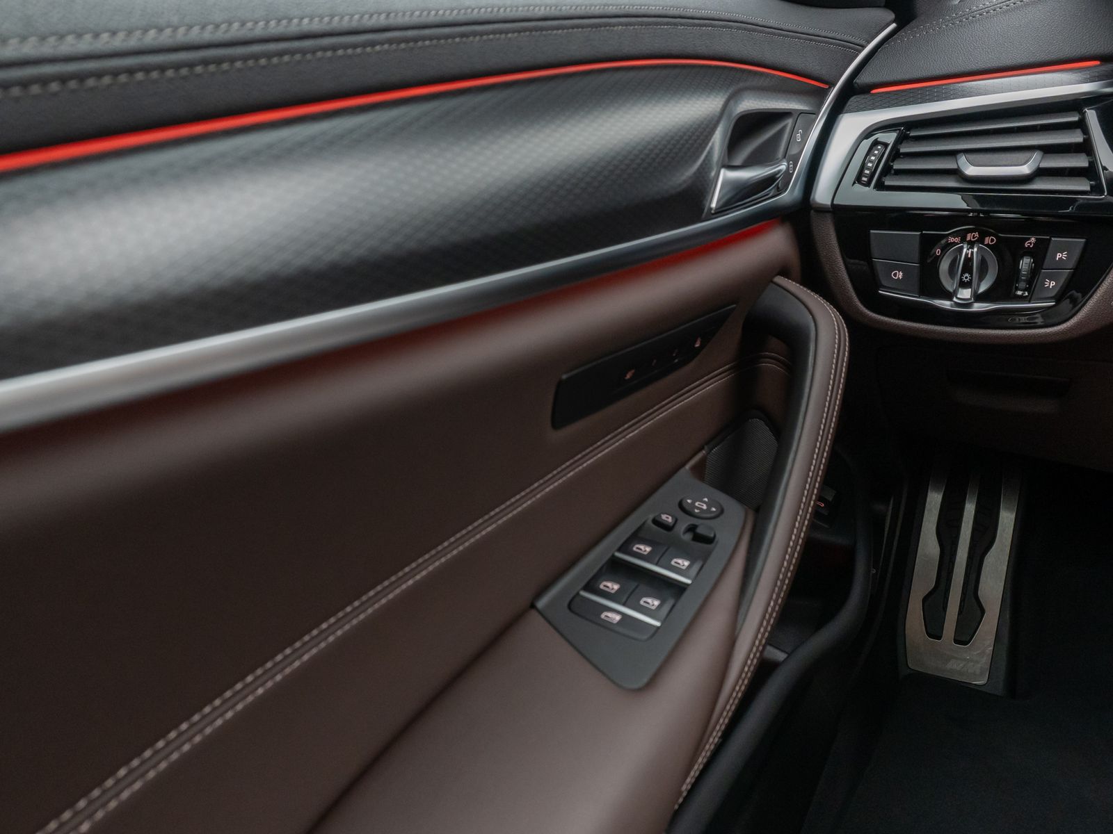 Fahrzeugabbildung BMW 540d xD M Sport Glasdach Kamer Laser HUD H/K 19"