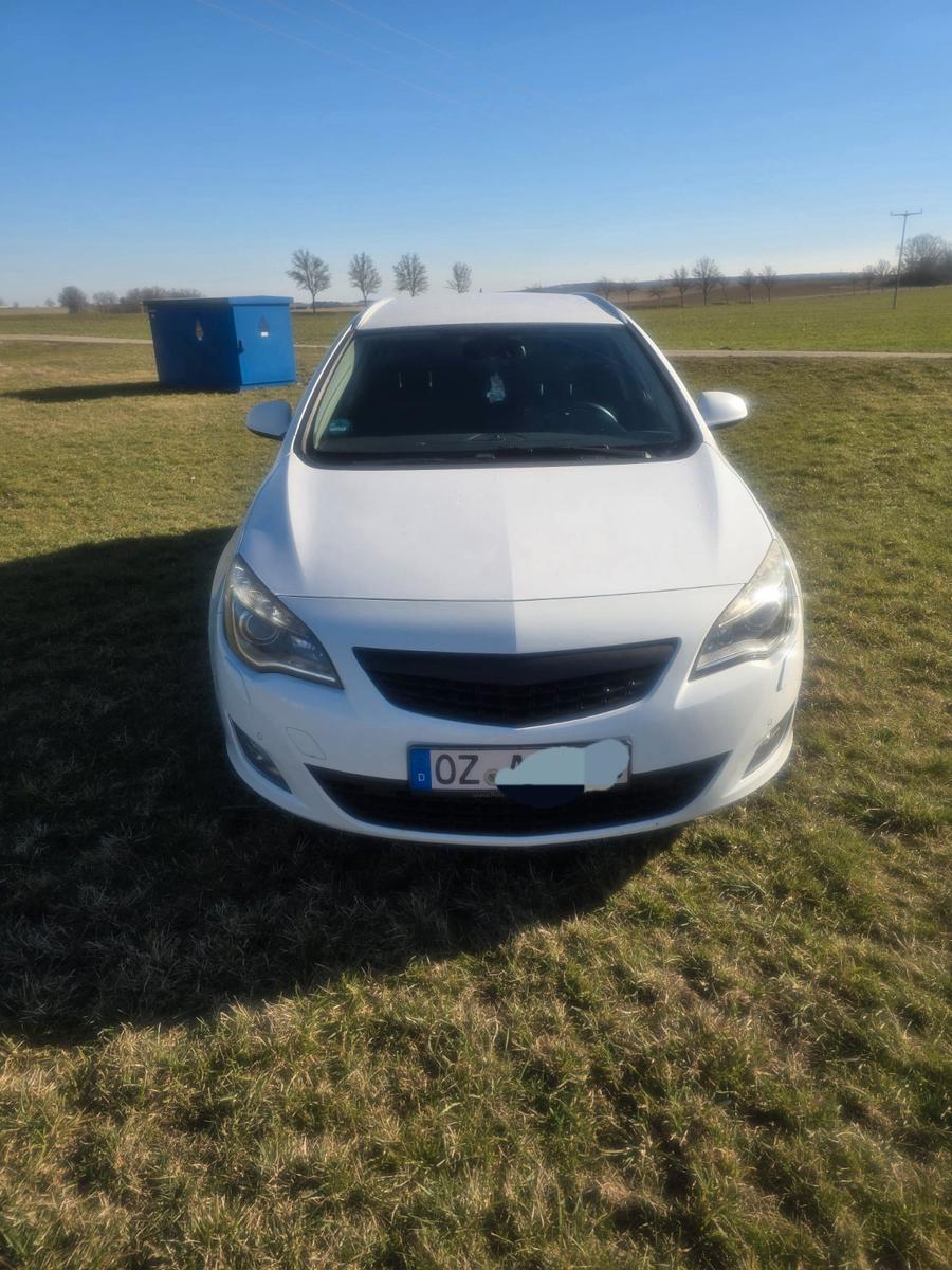 Opel Astra 2011 — engine 1.686 cm³, 125 HP (92kW)