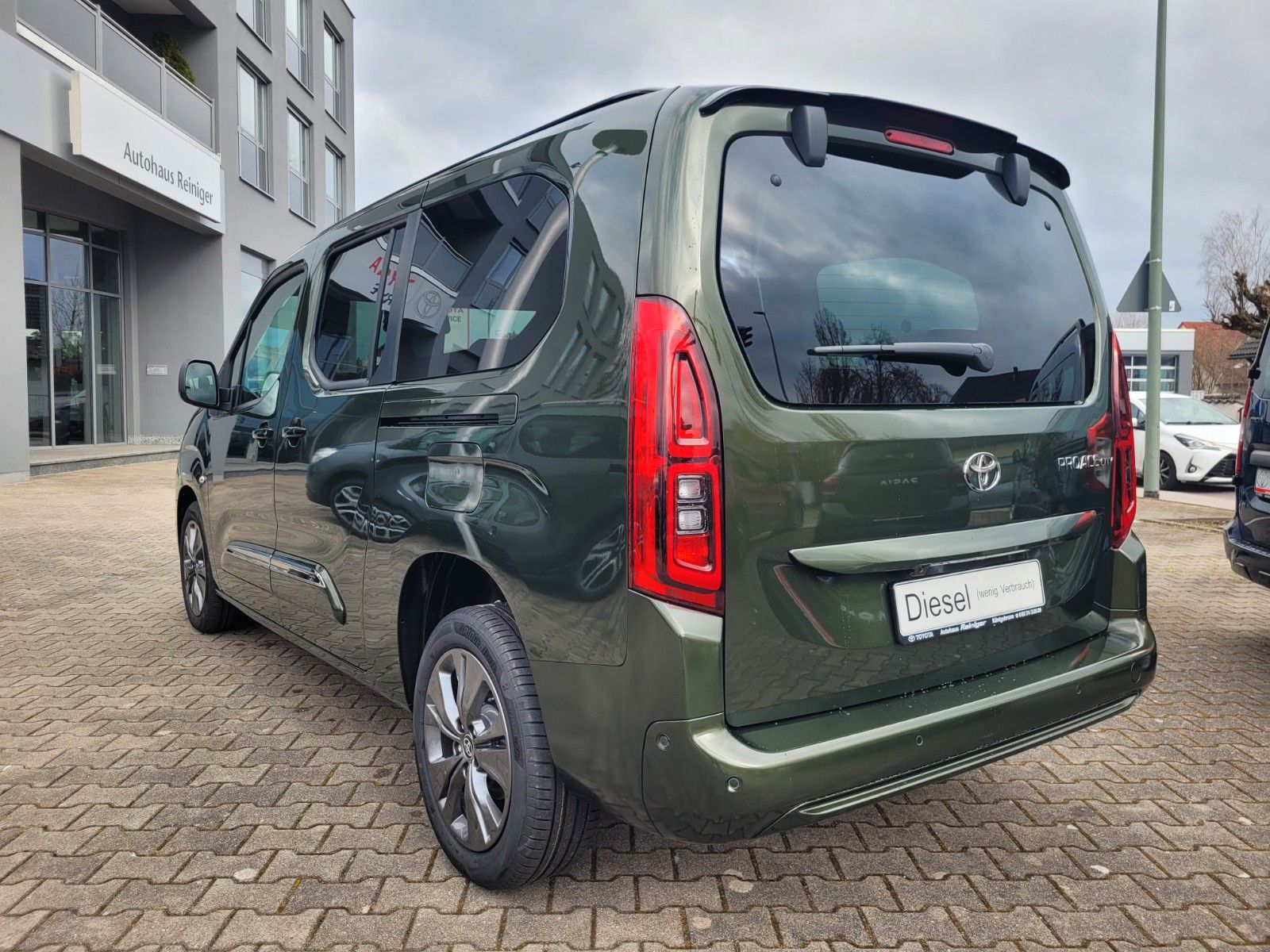 Toyota PROACE CITY Verso 1,5 D-4D Lounge L2 7-Sitzer imagem 3