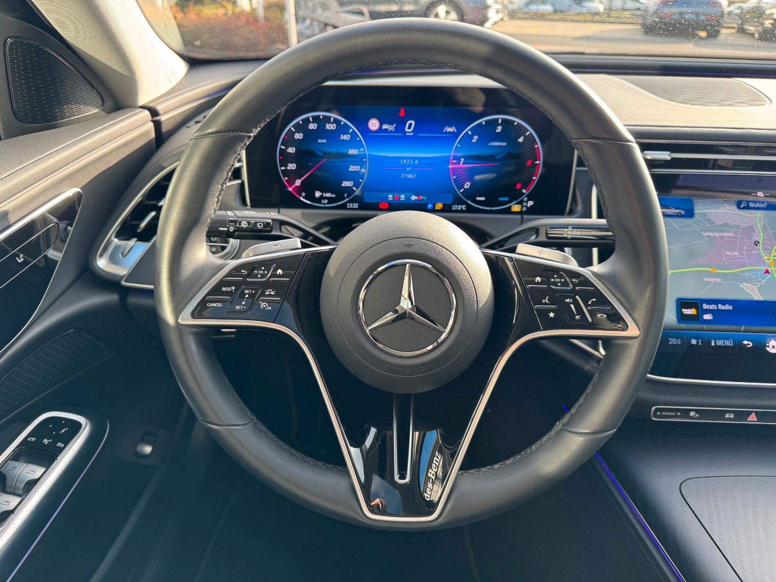 Fahrzeugabbildung Mercedes-Benz E 220d T Avantgarde+Pano+DistrPro+AHK+RFK+MBUX
