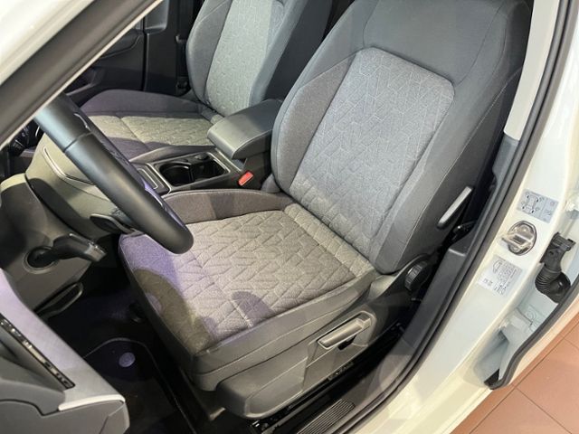 Fahrzeugabbildung Volkswagen Golf 1.5 eTSI DSG LIFE PANORAMA NAVI GJR HUD