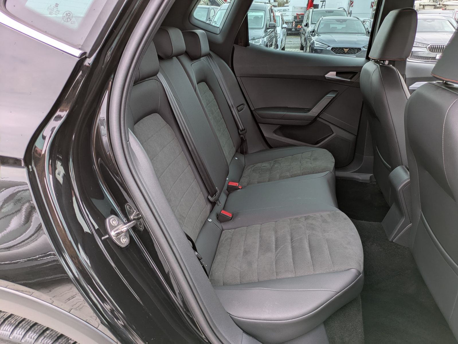 Fahrzeugabbildung SEAT Arona 1.5 TSI FR DSG AHK*ACC*LED*APP*DAB*KAMERA