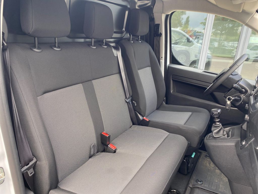 Fahrzeugabbildung Citroën Jumpy 1.5 BlueHDi 120 M *3 Sitze*Navi*Kamera*