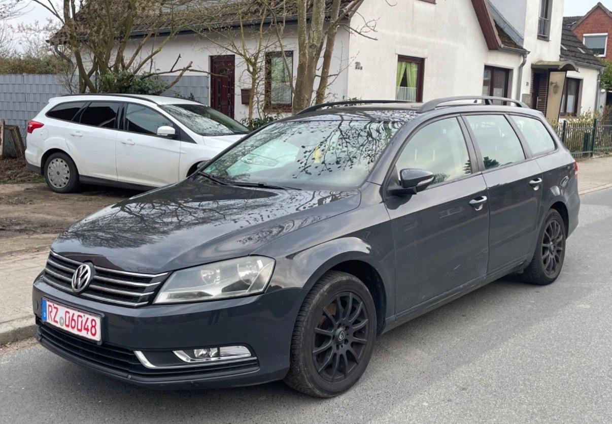 Volkswagen Passat 2011 — rear view