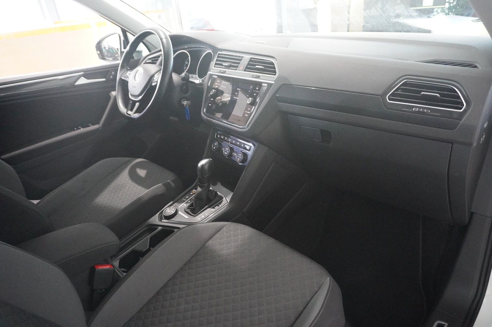Fahrzeugabbildung Volkswagen Tiguan 2.0 TSI UNITED 4M DSG NAVI/LED/ACC/SH/AHK