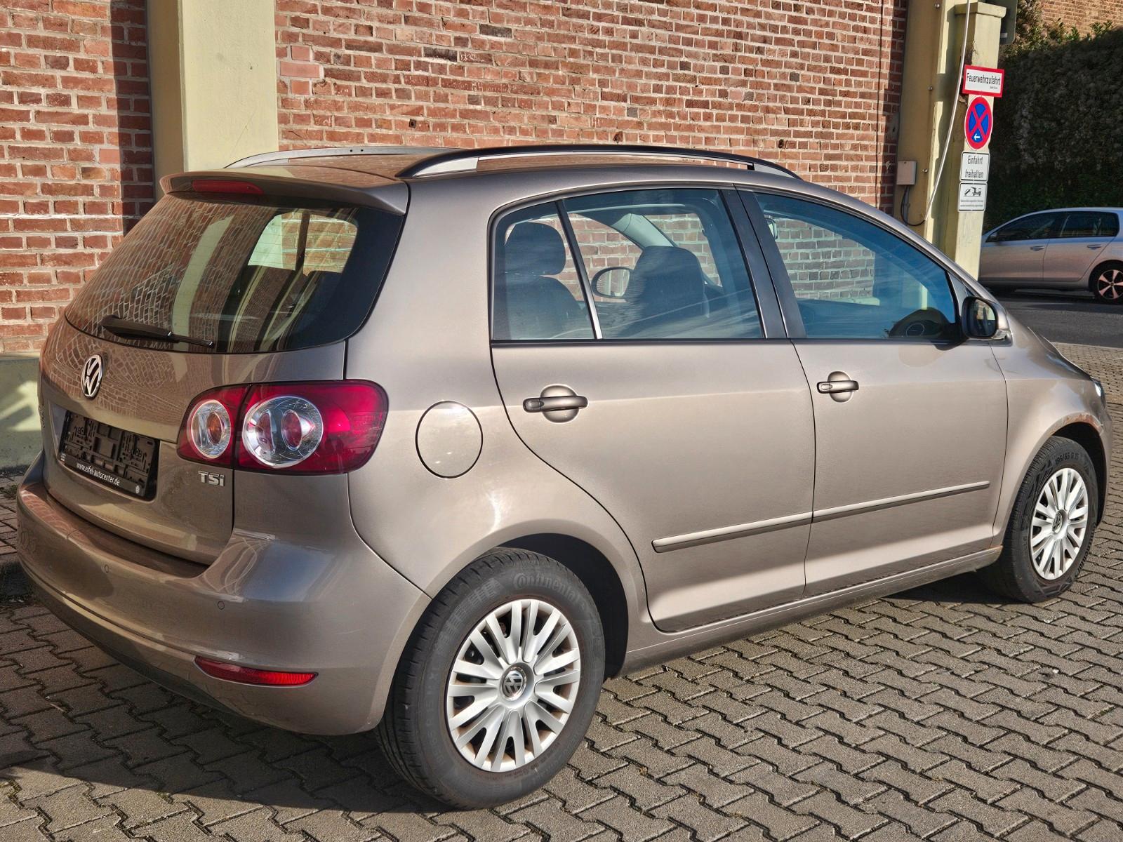 Volkswagen Golf Plus 2011 — interior