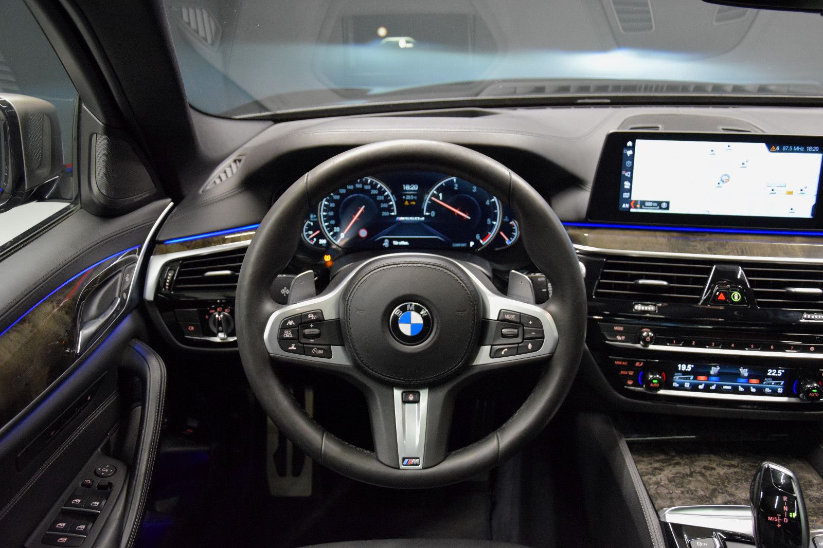 Fahrzeugabbildung BMW M550d xDr Tour Pano H/K HuD ACC Sitzlüft Massage