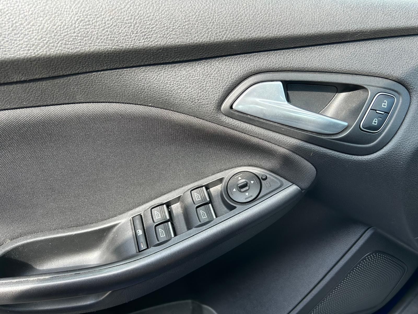 Fahrzeugabbildung Ford Focus Turnier Business°Navi°Winterpaket°AHK