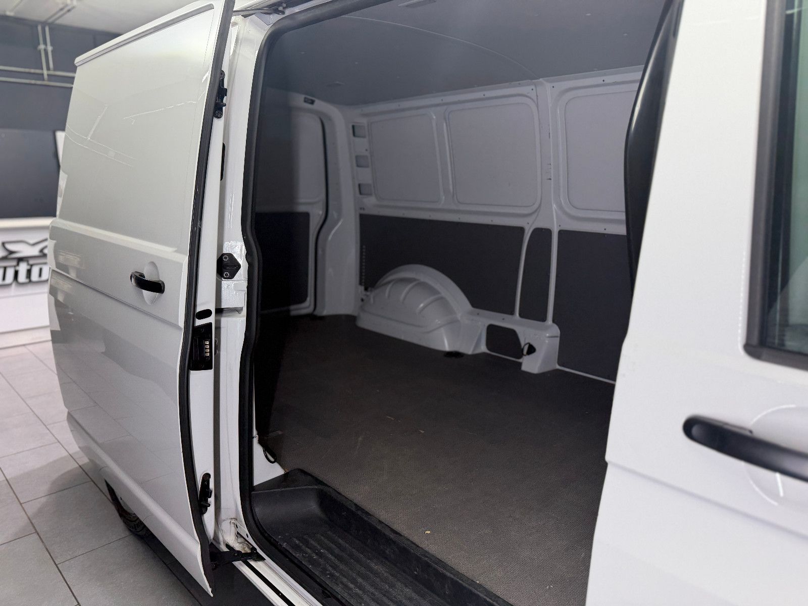 Fahrzeugabbildung Volkswagen T6.1 Transporter Kasten lang FWD|AC|PDC