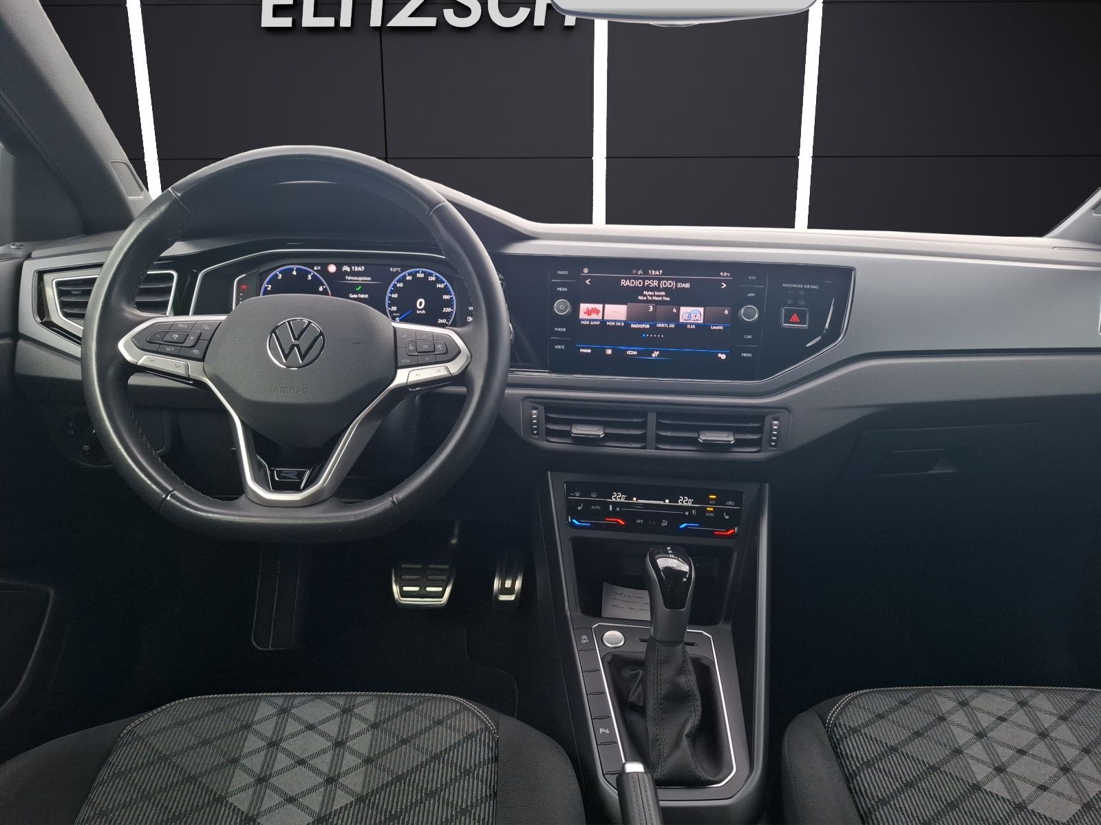 Fahrzeugabbildung Volkswagen Taigo R-Line DSG MatrixLED AHK Navi AID ACC RFK