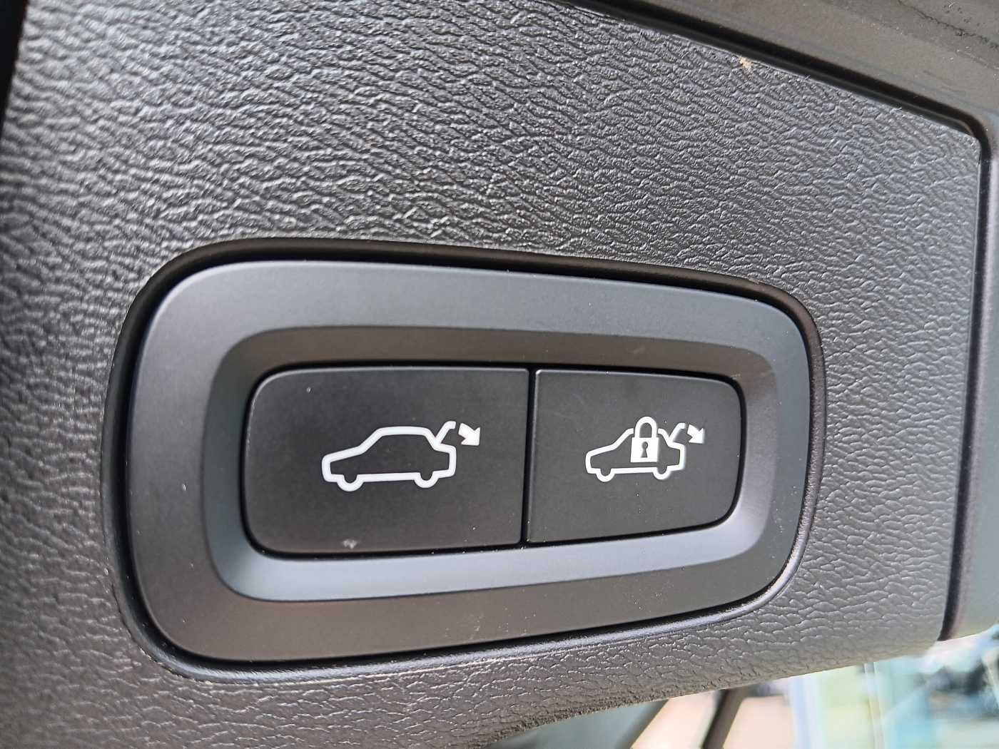 Fahrzeugabbildung Volvo XC60 B4 D 2WD R-Design 'AHK, ACC'