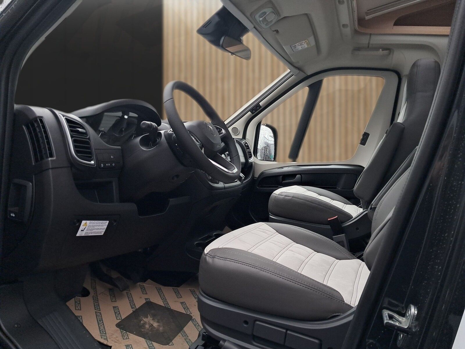 Fahrzeugabbildung Sunlight Adventure V 66 Automatik, Dörr Edition, TV