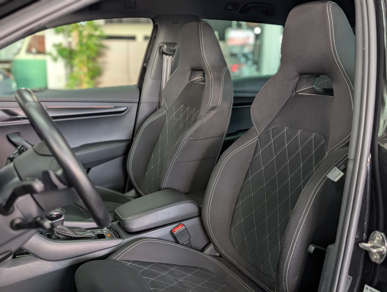 Fahrzeugabbildung SKODA Karoq Sportline 4x4 2.0 TSI ACC APP 4xSHZ AMBI