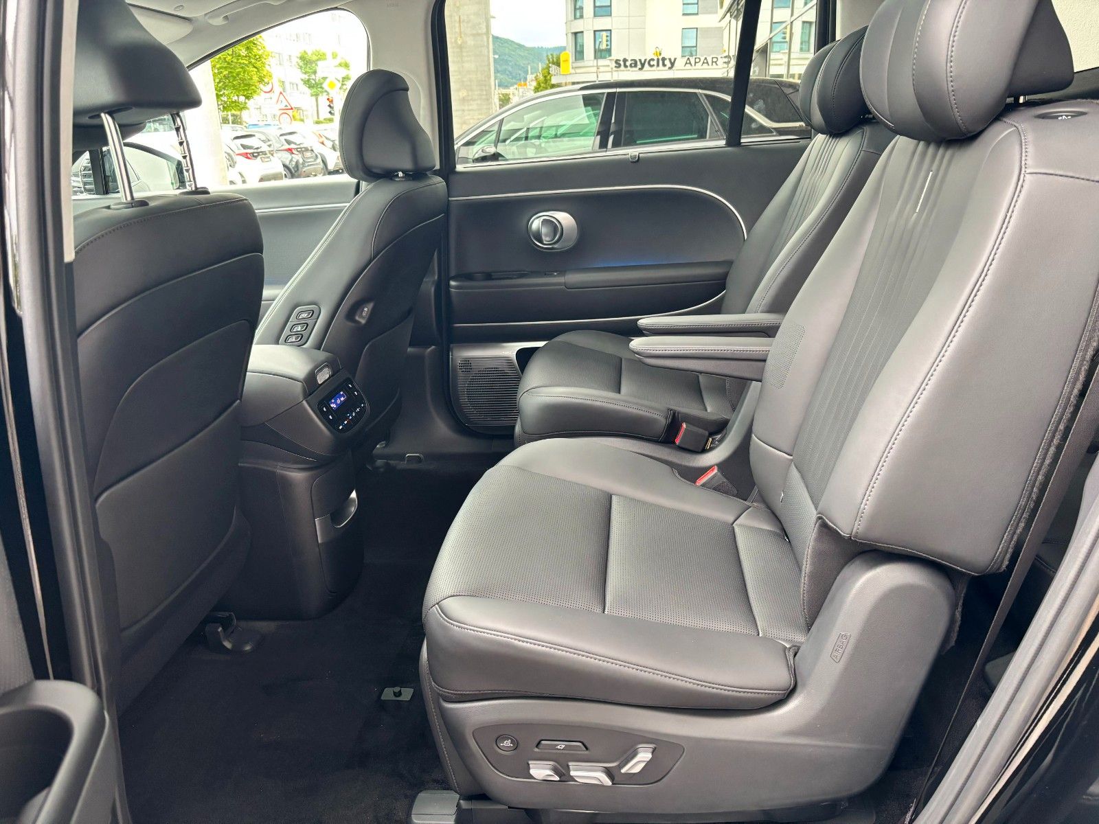 Fahrzeugabbildung Hyundai IONIQ 9 4WD 307PS Uniq/Pano/Relax-Paket!