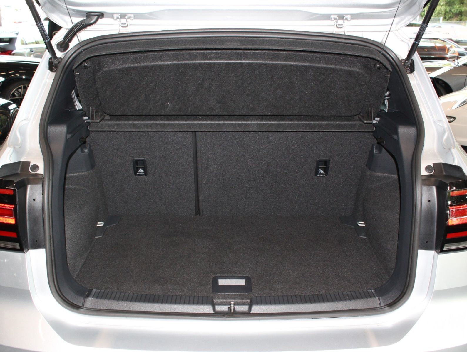 Fahrzeugabbildung Volkswagen T-Cross 1.5 TSI R-Line 1.HAND+ACC+IQ.DRIVE+KMERA