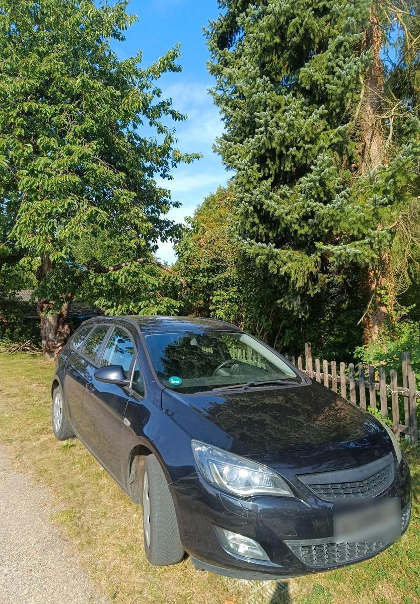 Opel Astra 2012 — rear view