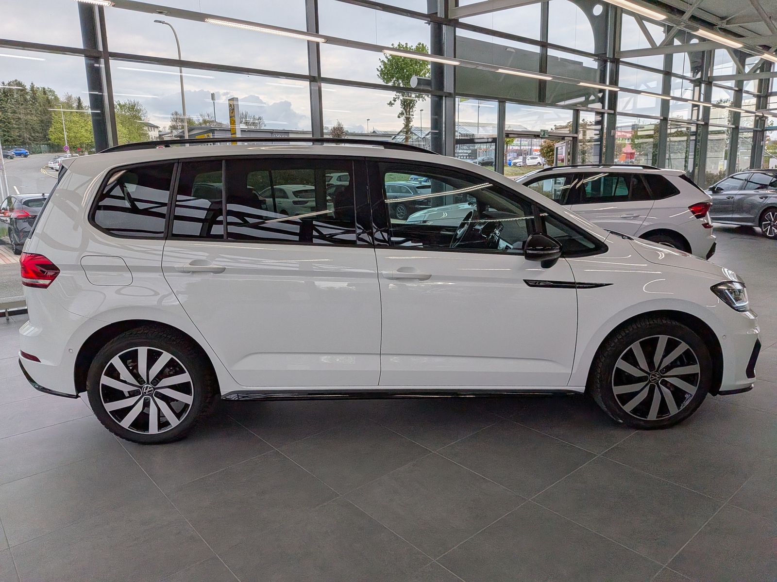 Fahrzeugabbildung Volkswagen Touran 2.0 DSG R-Line High Pano 7-Si IQ AHK VOLL