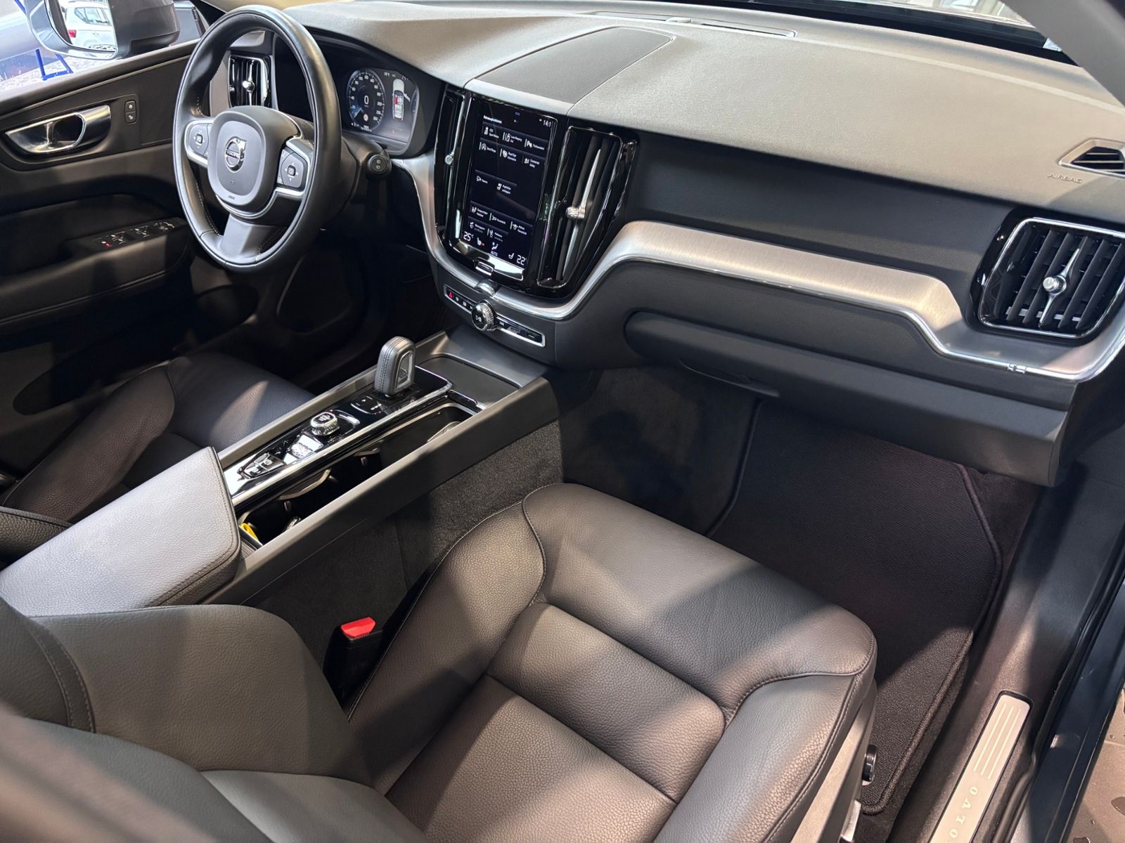 Fahrzeugabbildung Volvo XC60 Momentum Pro 2WD RFK LED LEDER