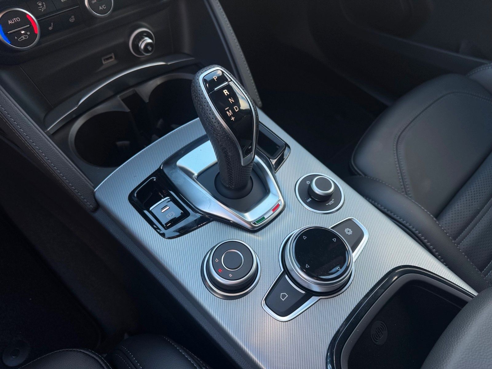 Fahrzeugabbildung Alfa Romeo Stelvio VELOCE 2.0  280PS Q4 NAVI LED LEDER KAME