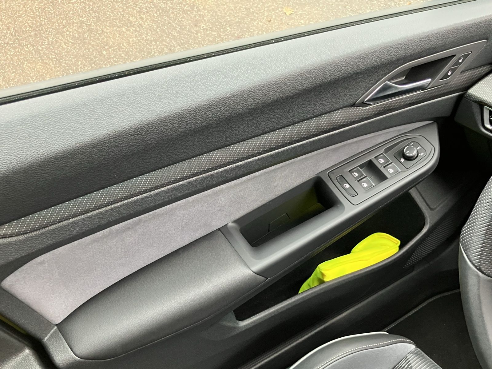 Fahrzeugabbildung Volkswagen Golf VIII 1.5 TSI R-Line DSG LED+ ACC RFK NAVI T