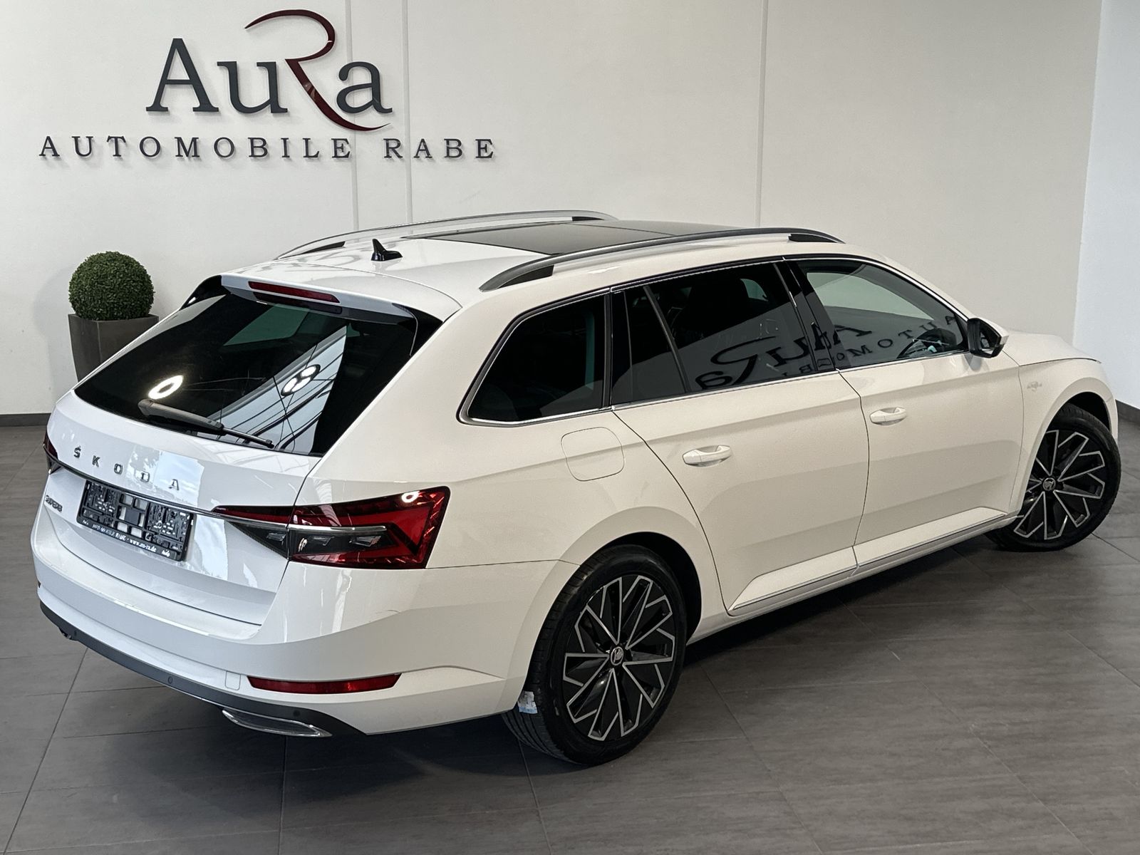 Fahrzeugabbildung SKODA Superb Combi 2.0 TDI DSG L&K NAV+LED+AHK+PANO+SH