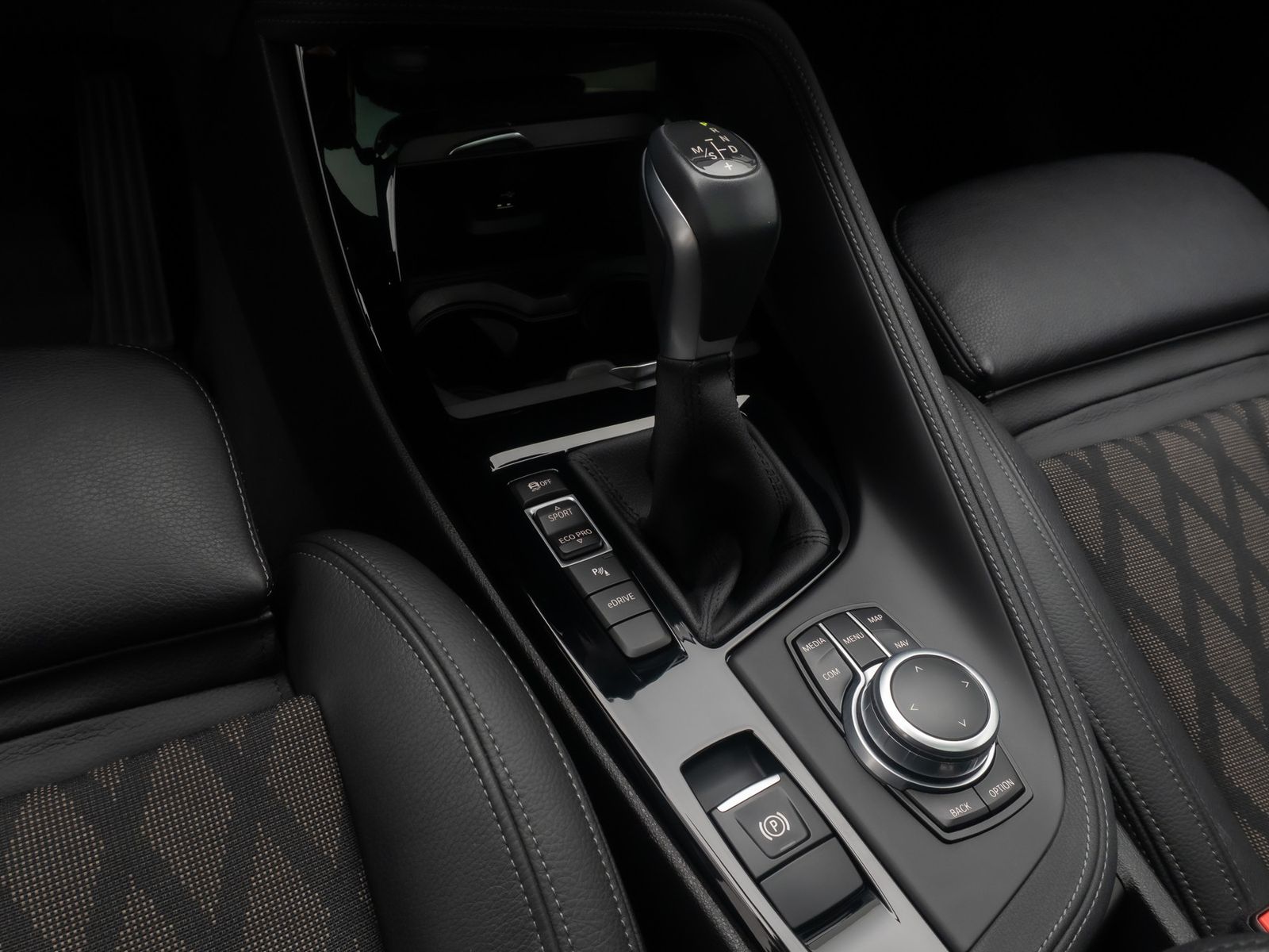 Fahrzeugabbildung BMW X1 xD25e xLine Panorama Kamera HUD DAB H/K 19"