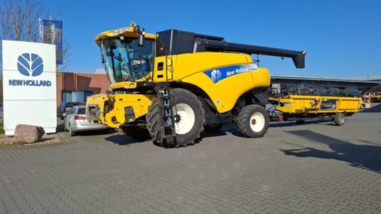 New Holland CR 9070 Elevation