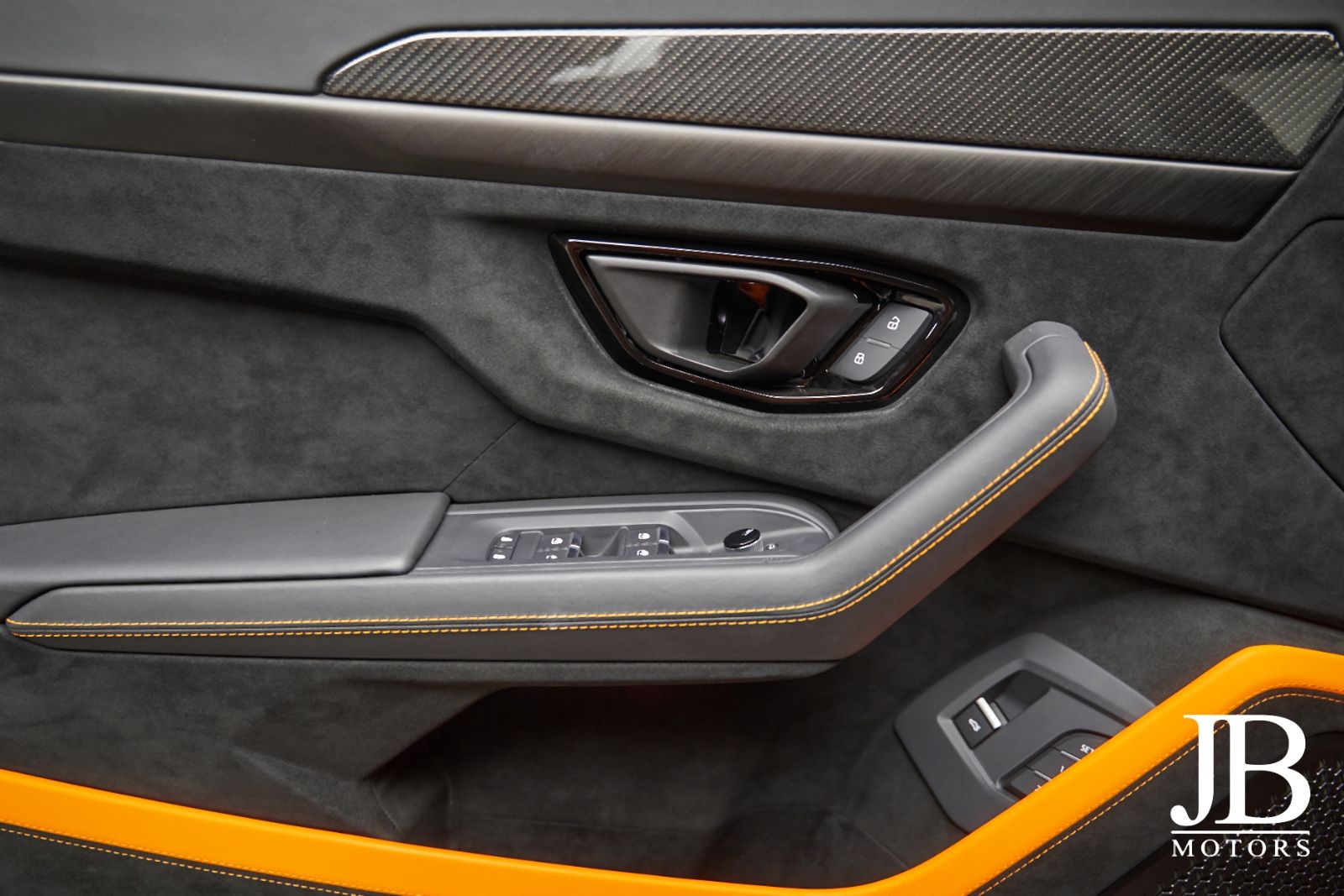 Fahrzeugabbildung Lamborghini Urus Performante Carbon Head-Up Akrapovic