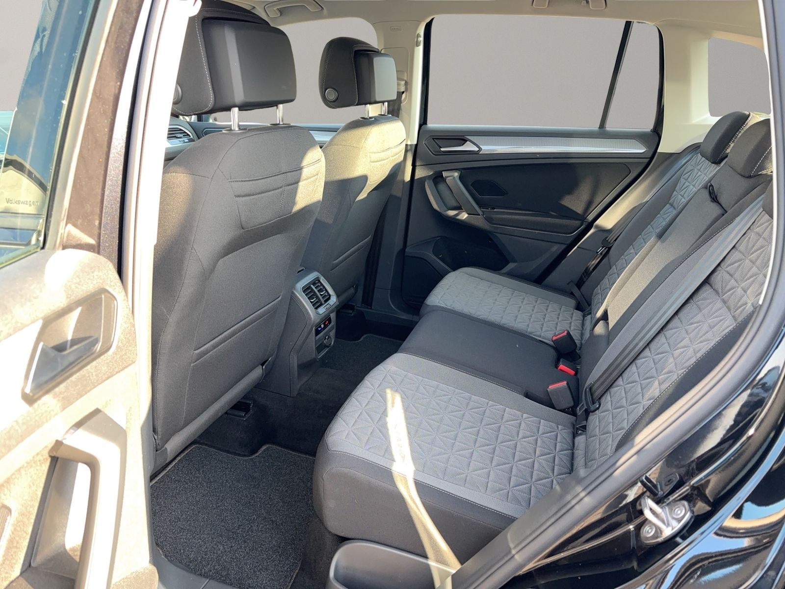 Tiguan 1.5 TSI Life, Standheizung, Rear View, 6