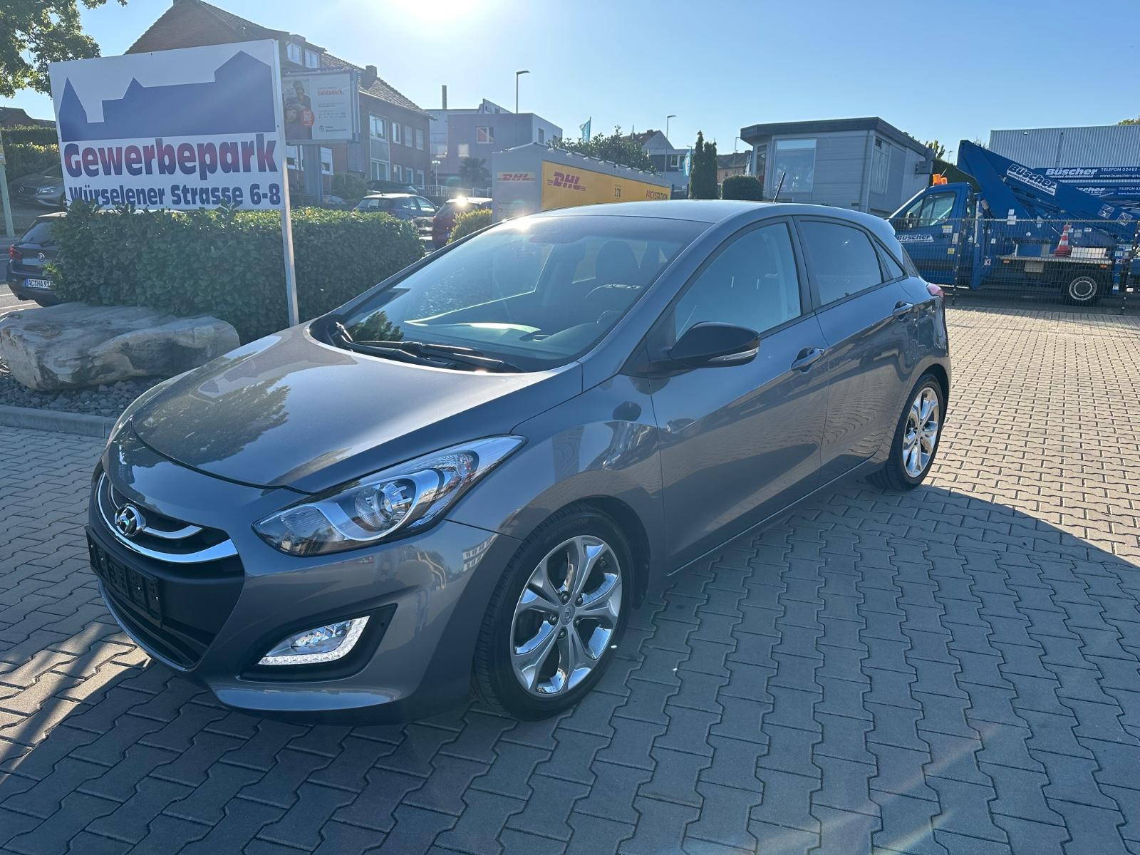 Hyundai i30 blue 1.6 CRDi 81kW Navi Panorama Kamera