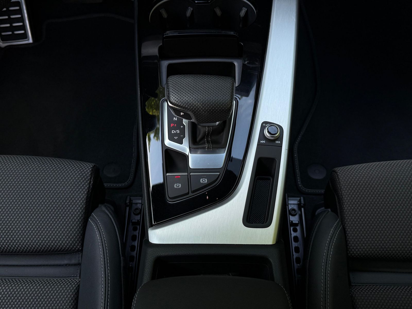 Fahrzeugabbildung Audi A4 Avant 40 TDI S-tr. S Line LED+NAV+KAM+SHZ+MFL