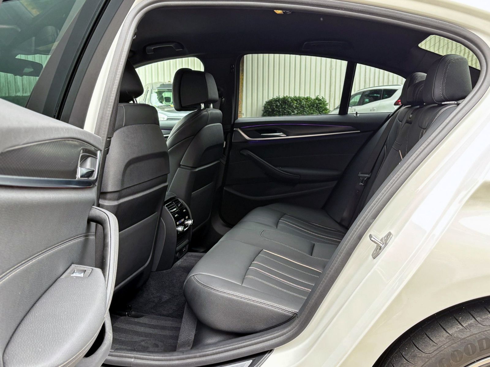 Fahrzeugabbildung BMW 520d Steptr. Limo M-Sport ACC KAM AHK LED SHZ