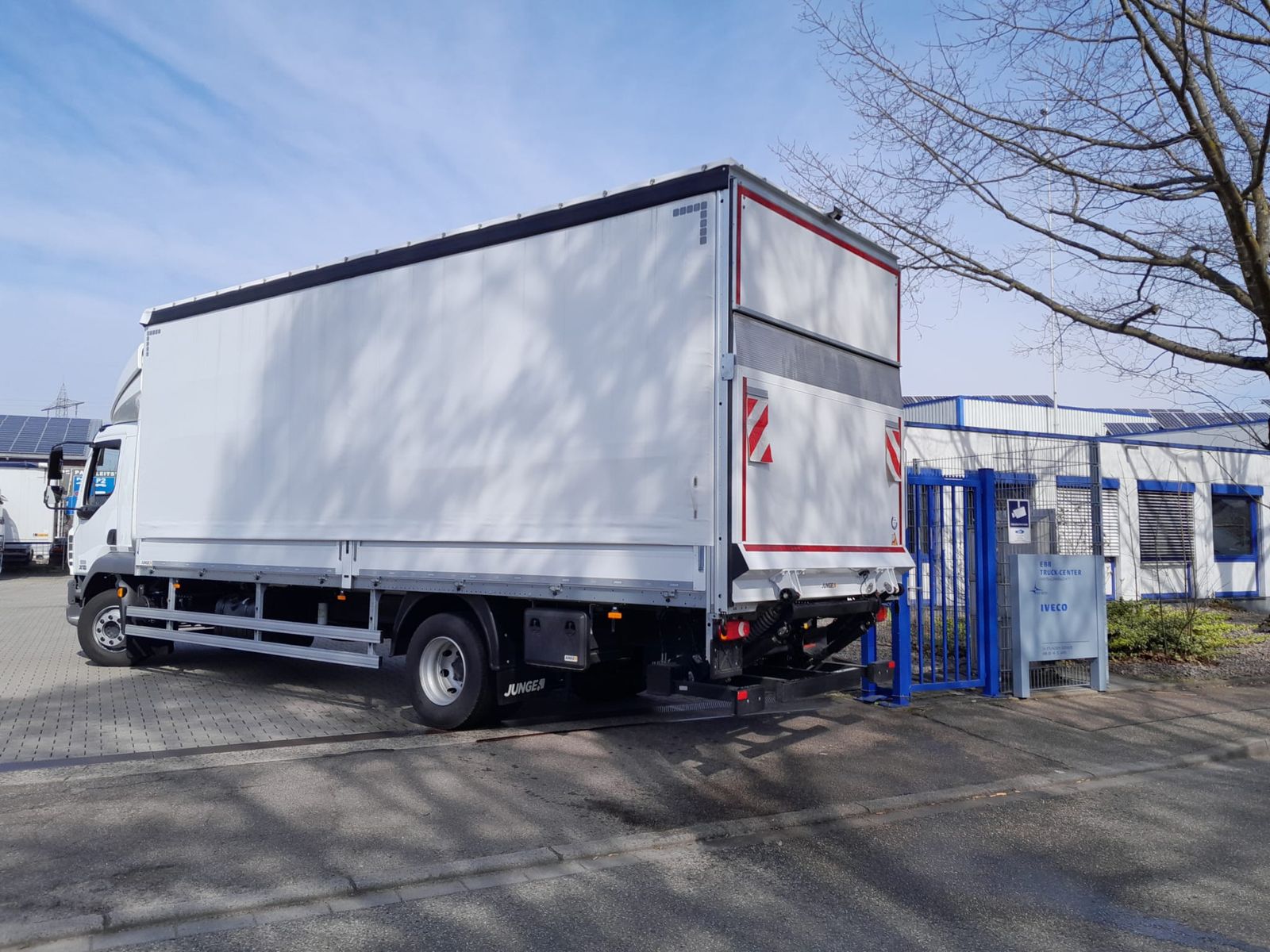 Fahrzeugabbildung DAF FA XB 290 16t Junge Pritsche-Plane