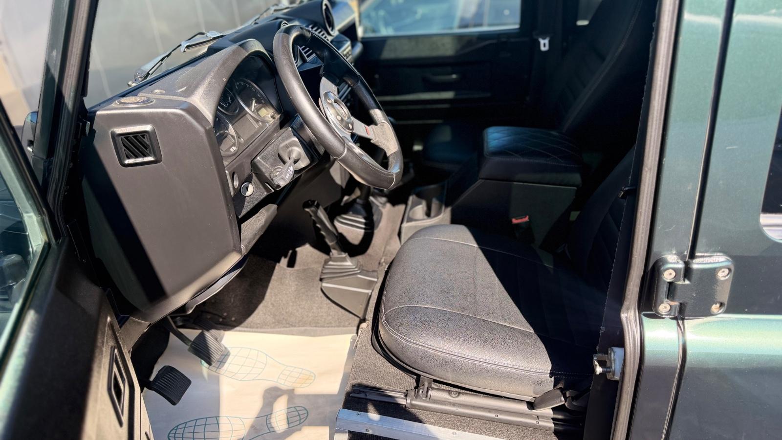 Land Rover Defender 110 Station Wagon 2.4 TD4 | 122 ch | BVM | Sièges sport chauffants | Attelage | Pare-brise chauffant | Jantes alliage
