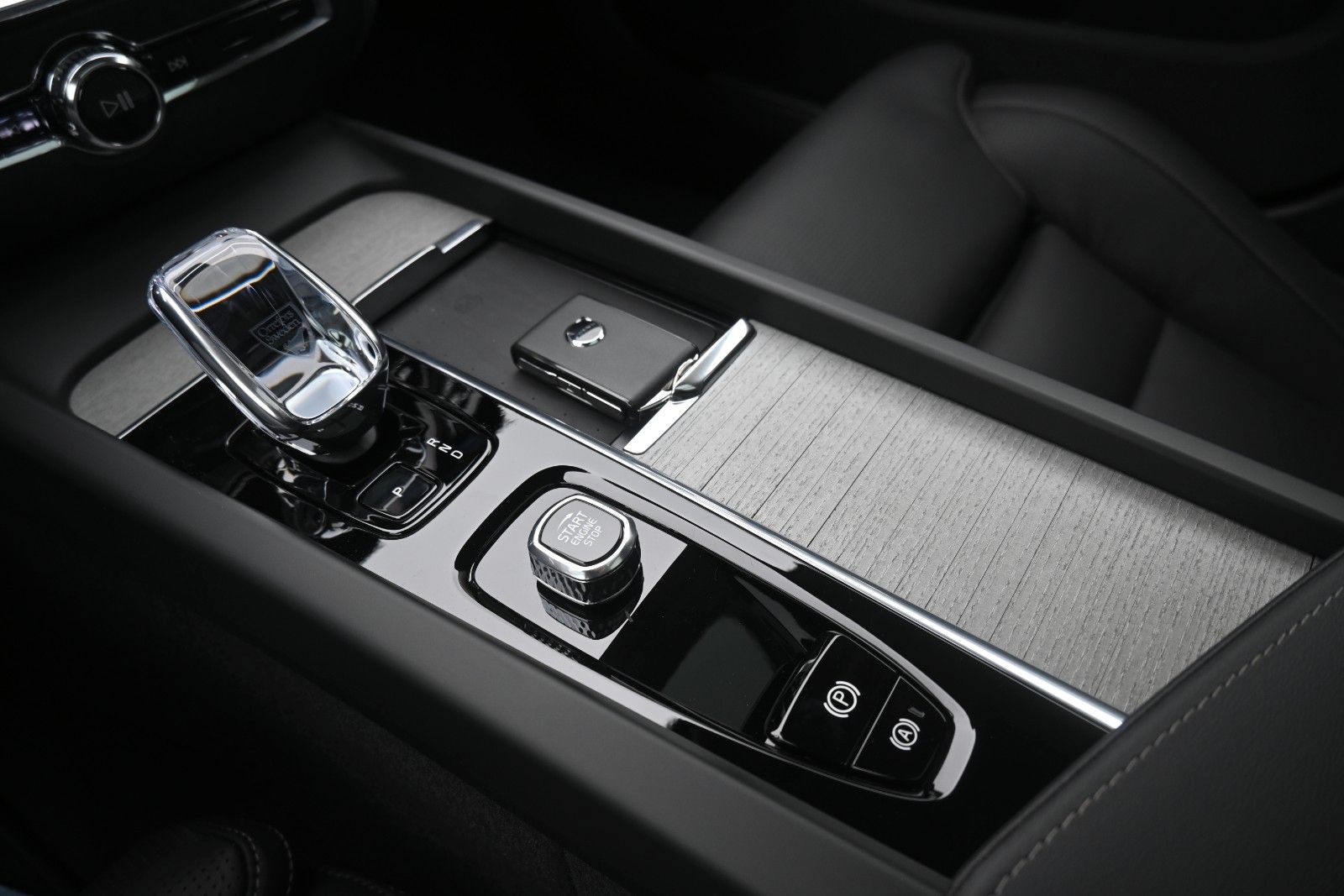 Fahrzeugabbildung Volvo V60 B4 DKG Ultra Dark*B&W*Massage*ACC*AHK*20"